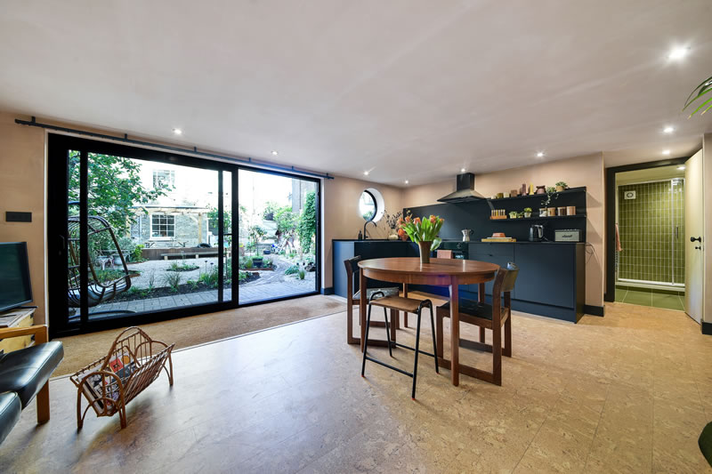 Spacious garden room annexe